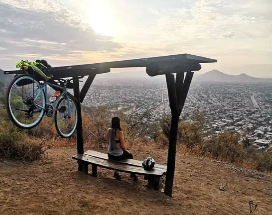 Bicicleta cargada en una ruta chilena