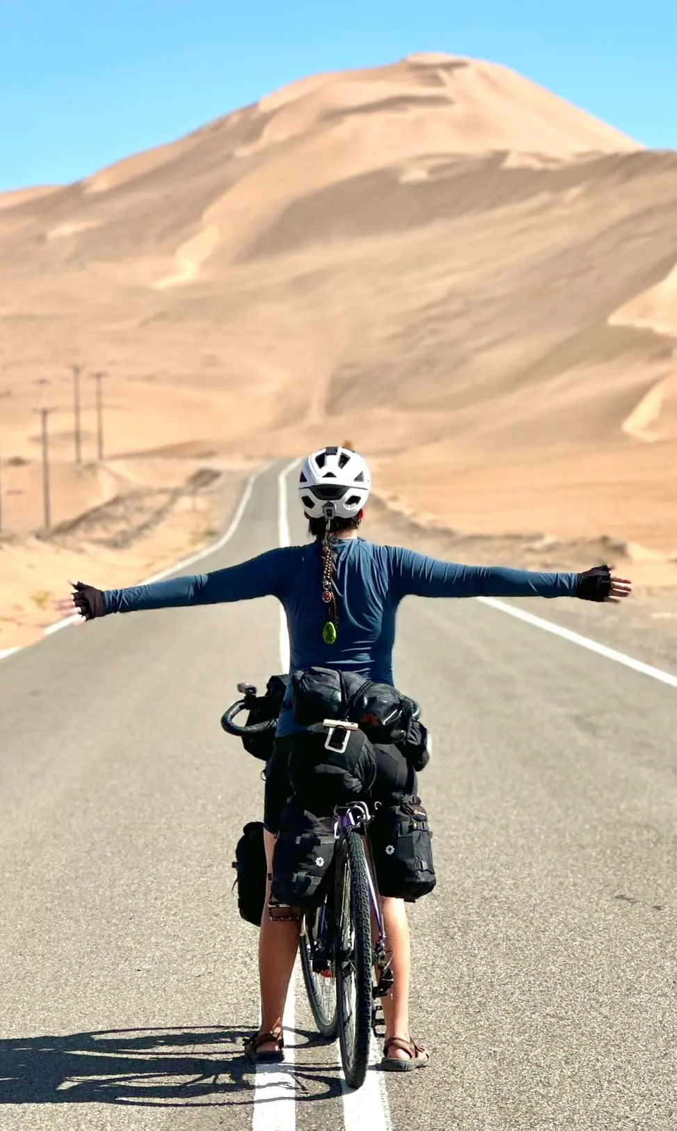 Isabel Lorca Benavides viajando en bicicleta por las carreteras de Chile - Proyecto Atisbo